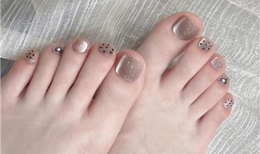 Pretty Toenail Polish Color Ideas for Every Christmas Occasion